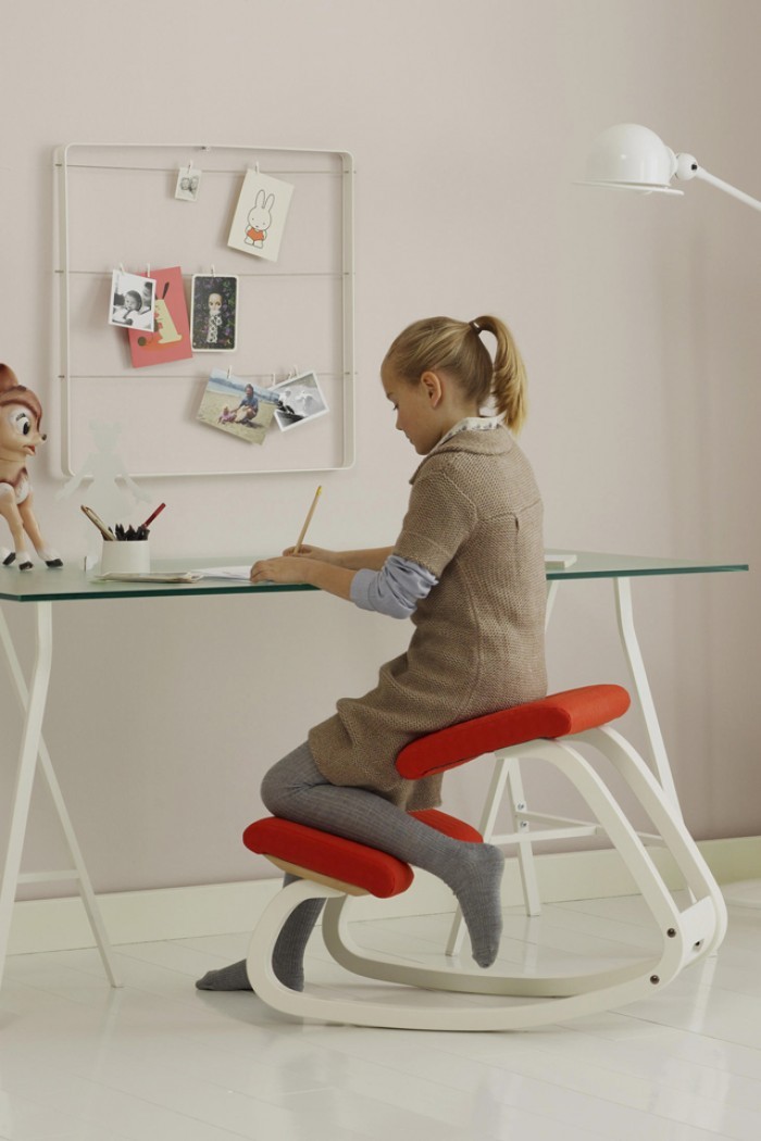 Fille travaillant sur son bureau